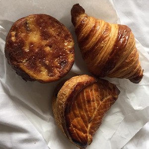 des gateaux et du pain viennoiserie